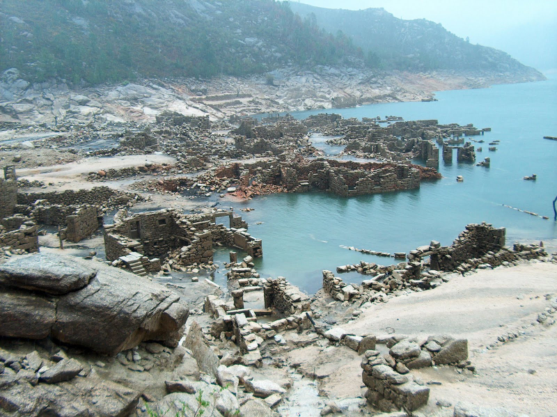 Illustration for article titled 5 Remarkable Ghost Towns Drowned by Damming